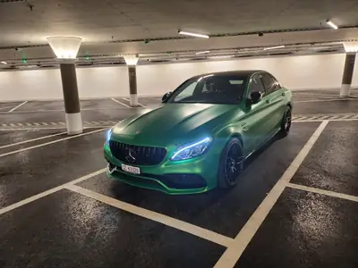 Mercedes-Benz C 63 S AMG Speedshift — Performance brute et élégance germanique — Seitenansicht