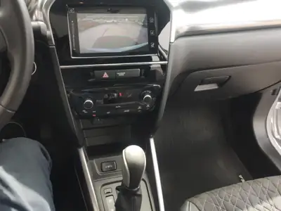 Suzuki Vitara 1.4 T Compact Top Hybrid 4x4 — SUV compact hybride, première main, très faible kilométrage — Thumbnail 11