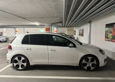 VW Golf 2.0 TSI GTI DSG — Sportive performante avec chip-tuning et 250 ch — fianco