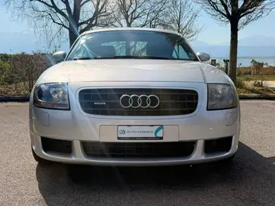 Audi TT Coupé 3.2 quattro — Sportive iconique, 250 ch et transmission automatique — side view