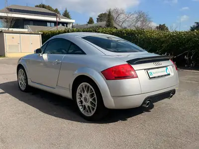 Audi TT Coupé 3.2 quattro — Sportive iconique, 250 ch et transmission automatique — dashboard