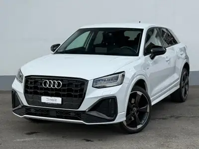 Audi Q2 35 TFSI S line — Compact SUV premium, 1er main, entretien Audi complet — exterior view