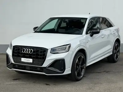 Audi Q2 35 TFSI S line — Compact SUV premium, 1er main, entretien Audi complet — rear view