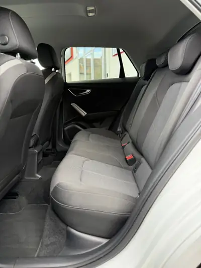 Audi Q2 35 TFSI S line — Compact SUV premium, 1er main, entretien Audi complet — Thumbnail 17