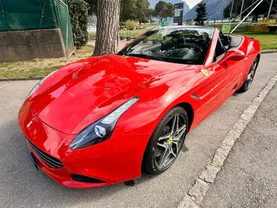 Ferrari California T — Cabriolet V8 560 ch, rouge Rosso Corsa, 9 500 km seulement — Außenansicht