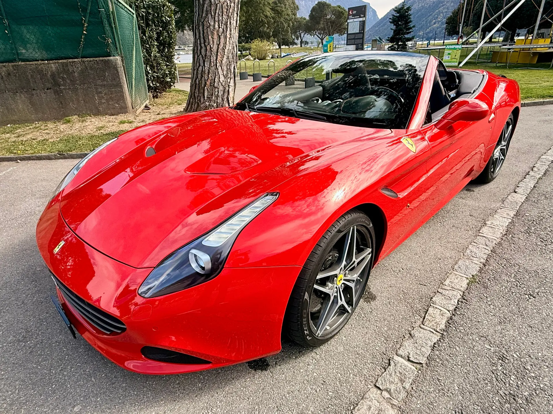 Ferrari California T — Cabriolet V8 560 ch, rouge Rosso Corsa, 9 500 km seulement