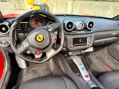 Ferrari California T — Cabriolet V8 560 ch, rouge Rosso Corsa, 9 500 km seulement — Armaturenbrett