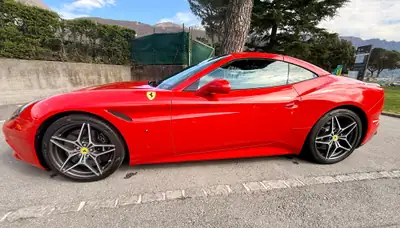 Ferrari California T — Cabriolet V8 560 ch, rouge Rosso Corsa, 9 500 km seulement — Detail