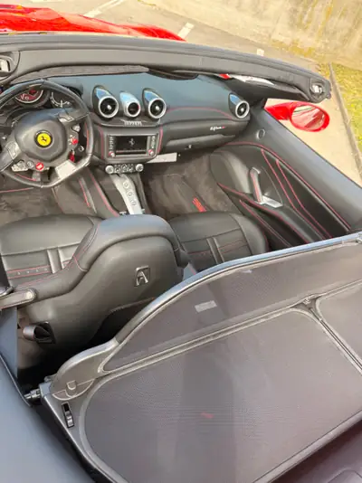 Ferrari California T — Cabriolet V8 560 ch, rouge Rosso Corsa, 9 500 km seulement — Miniatur 11
