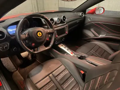 Ferrari California T — Cabriolet V8 560 ch, rouge Rosso Corsa, 9 500 km seulement — Miniatur 15
