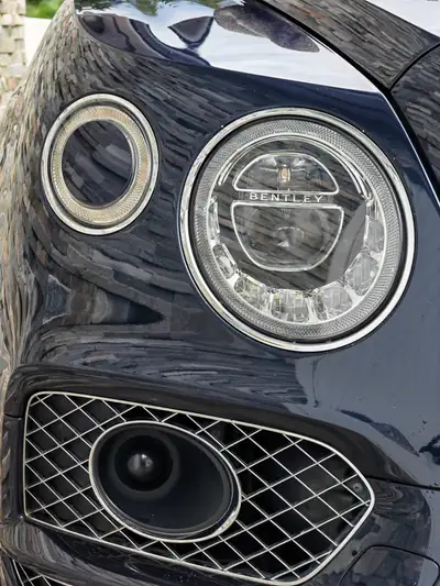 Bentley Bentayga W12 — SUV luxe 608 ch, finition Mulliner, combinaison bleu-orange rare — vista esterna