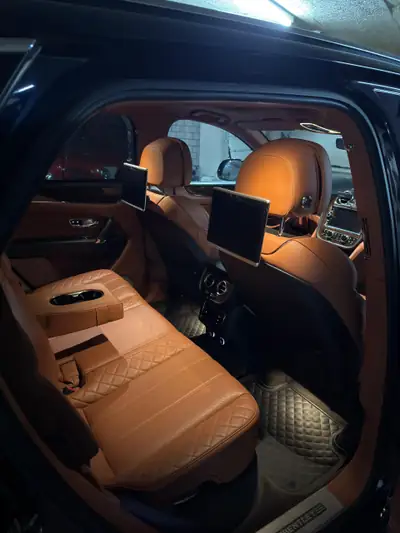 Bentley Bentayga W12 — SUV luxe 608 ch, finition Mulliner, combinaison bleu-orange rare — interni