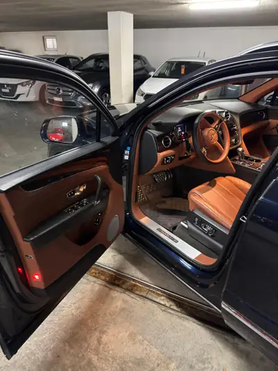 Bentley Bentayga W12 — SUV luxe 608 ch, finition Mulliner, combinaison bleu-orange rare — cruscotto