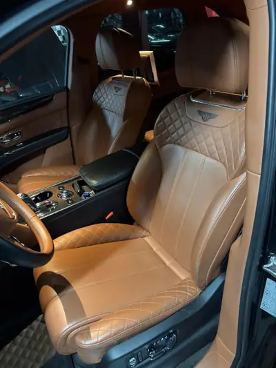 Bentley Bentayga W12 — SUV luxe 608 ch, finition Mulliner, combinaison bleu-orange rare — dettaglio
