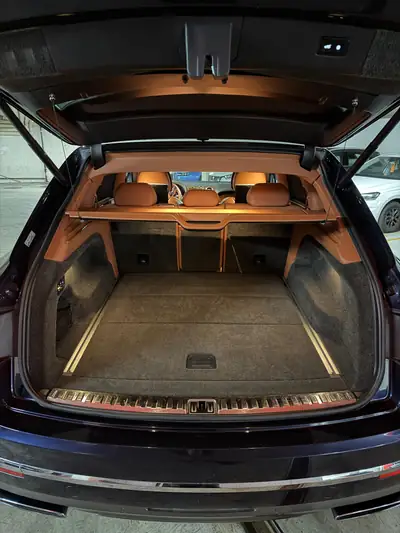 Bentley Bentayga W12 — SUV luxe 608 ch, finition Mulliner, combinaison bleu-orange rare — Miniatura 8
