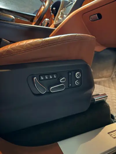 Bentley Bentayga W12 — SUV luxe 608 ch, finition Mulliner, combinaison bleu-orange rare — Miniatura 11