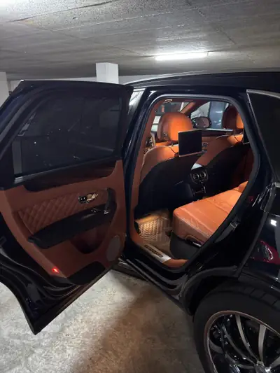 Bentley Bentayga W12 — SUV luxe 608 ch, finition Mulliner, combinaison bleu-orange rare — Miniatura 10