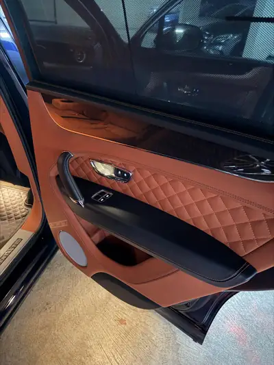 Bentley Bentayga W12 — SUV luxe 608 ch, finition Mulliner, combinaison bleu-orange rare — Miniatura 13