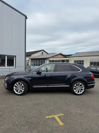 Bentley Bentayga W12 — SUV luxe 608 ch, finition Mulliner, combinaison bleu-orange rare — Miniatura 16