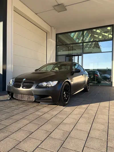 BMW M3 E92 Coupé Competition — Icône sportive Frozen Black, 63'000 km seulement — vista esterna