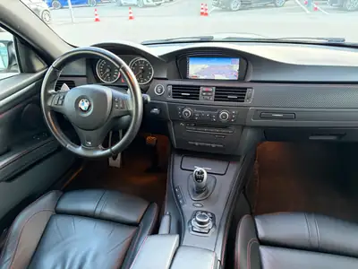 BMW M3 E92 Coupé Competition — Icône sportive Frozen Black, 63'000 km seulement — Miniatura 10