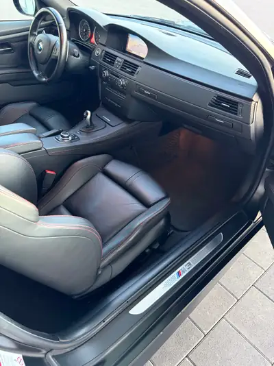 BMW M3 E92 Coupé Competition — Icône sportive Frozen Black, 63'000 km seulement — Miniatura 13