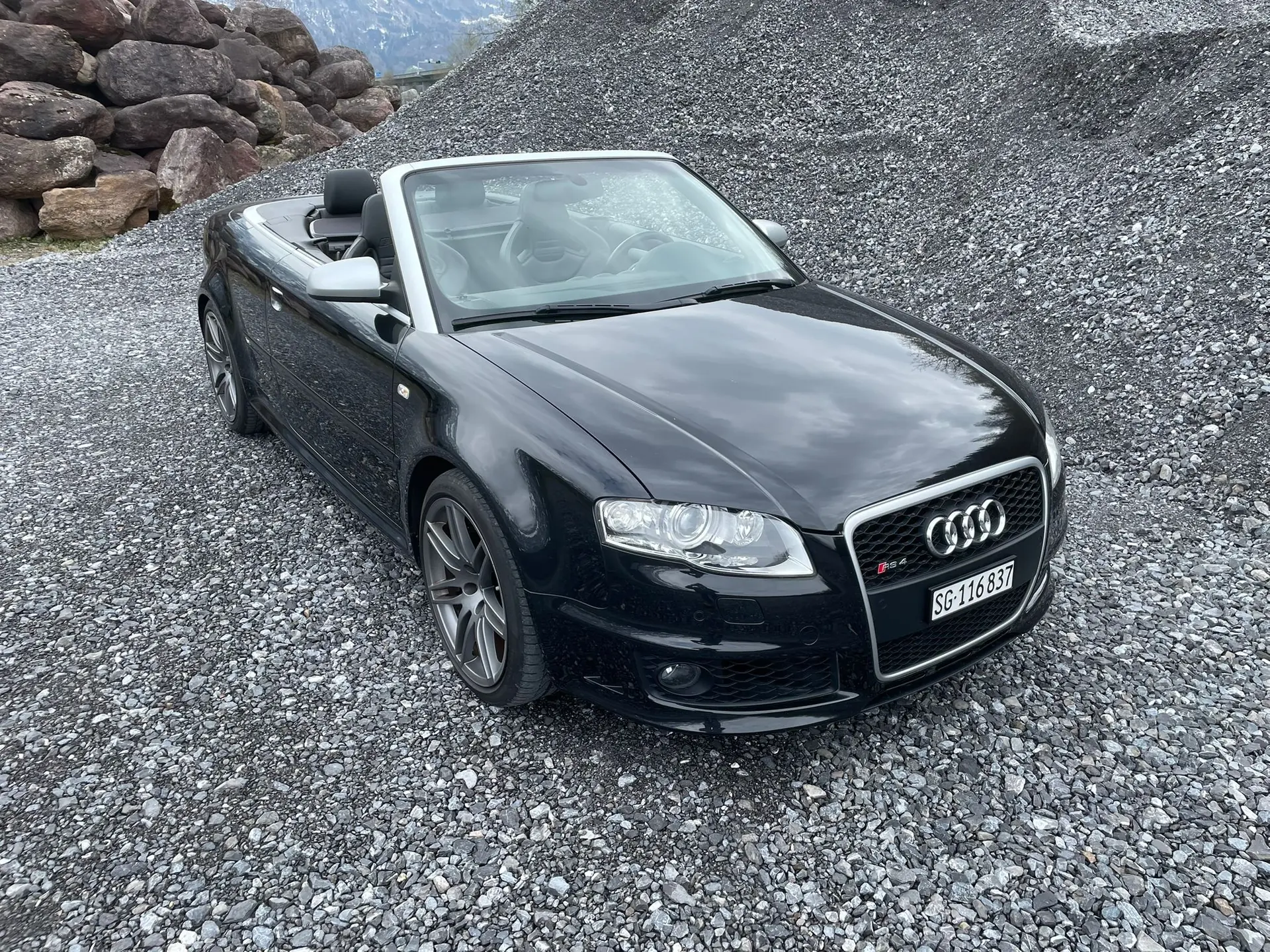 Audi RS4 Cabriolet 4.2 V8 quattro — Cabriolet sportif de prestige, seulement 68'700 km — vista esterna