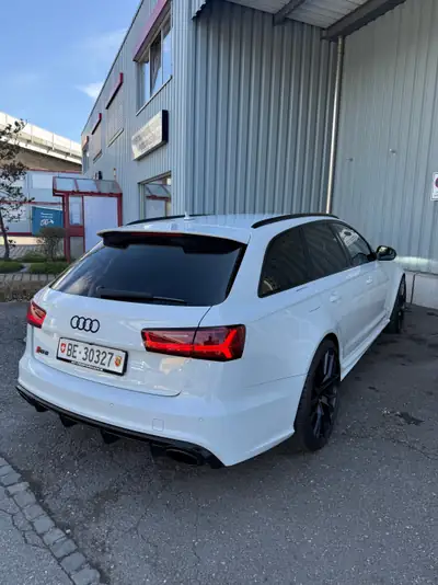 Audi RS6 Avant Performance — 605 PS V8 Biturbo, freins Keramik, Quattro intégral — vista posteriore