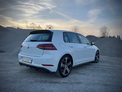 VW Golf 2.0 TSI R 4Motion DSG — Sportive intégrale, 301 ch et transmission auto — dashboard