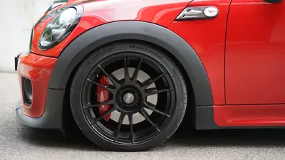 MINI Cabrio Cooper John Cooper Works — Roadster sportif décapotable, 211 ch purs — Heckansicht