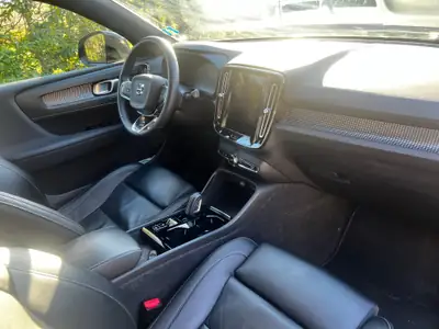 Volvo XC40 T5 TwE R-Design — SUV hybride rechargeable, 56'000 km seulement — Heckansicht