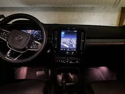 Volvo XC40 T5 TwE R-Design — SUV hybride rechargeable, 56'000 km seulement — Seitenansicht