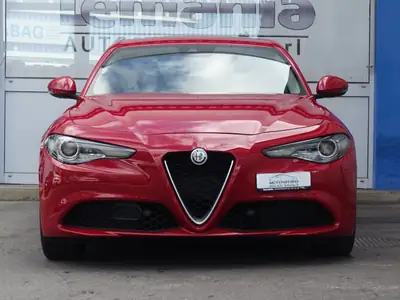 Alfa Romeo Giulia 2.0 Super Automatic — Berline sportive italienne, entretien suivi, sans sinistre — rear view