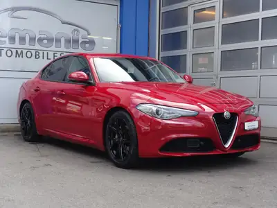 Alfa Romeo Giulia 2.0 Super Automatic — Berline sportive italienne, entretien suivi, sans sinistre — exterior view