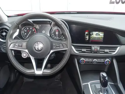 Alfa Romeo Giulia 2.0 Super Automatic — Berline sportive italienne, entretien suivi, sans sinistre — Thumbnail 11