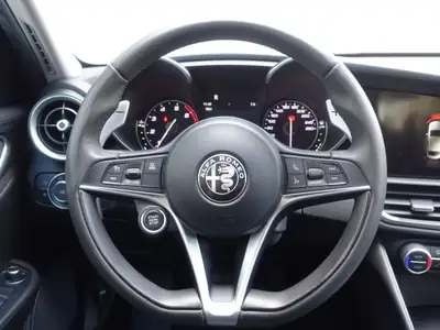 Alfa Romeo Giulia 2.0 Super Automatic — Berline sportive italienne, entretien suivi, sans sinistre — Thumbnail 12