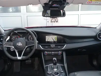 Alfa Romeo Giulia 2.0 Super Automatic — Berline sportive italienne, entretien suivi, sans sinistre — Thumbnail 14