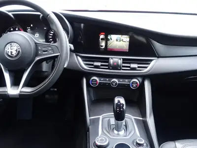 Alfa Romeo Giulia 2.0 Super Automatic — Berline sportive italienne, entretien suivi, sans sinistre — Thumbnail 13