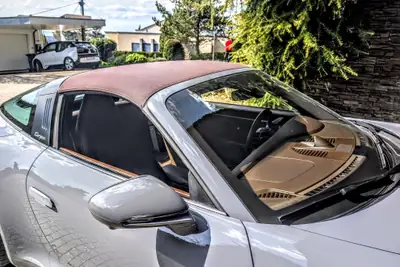 Porsche 911 Targa 4S PDK — Cabriolet iconique, 450 ch et toit panoramique rétractable — détail
