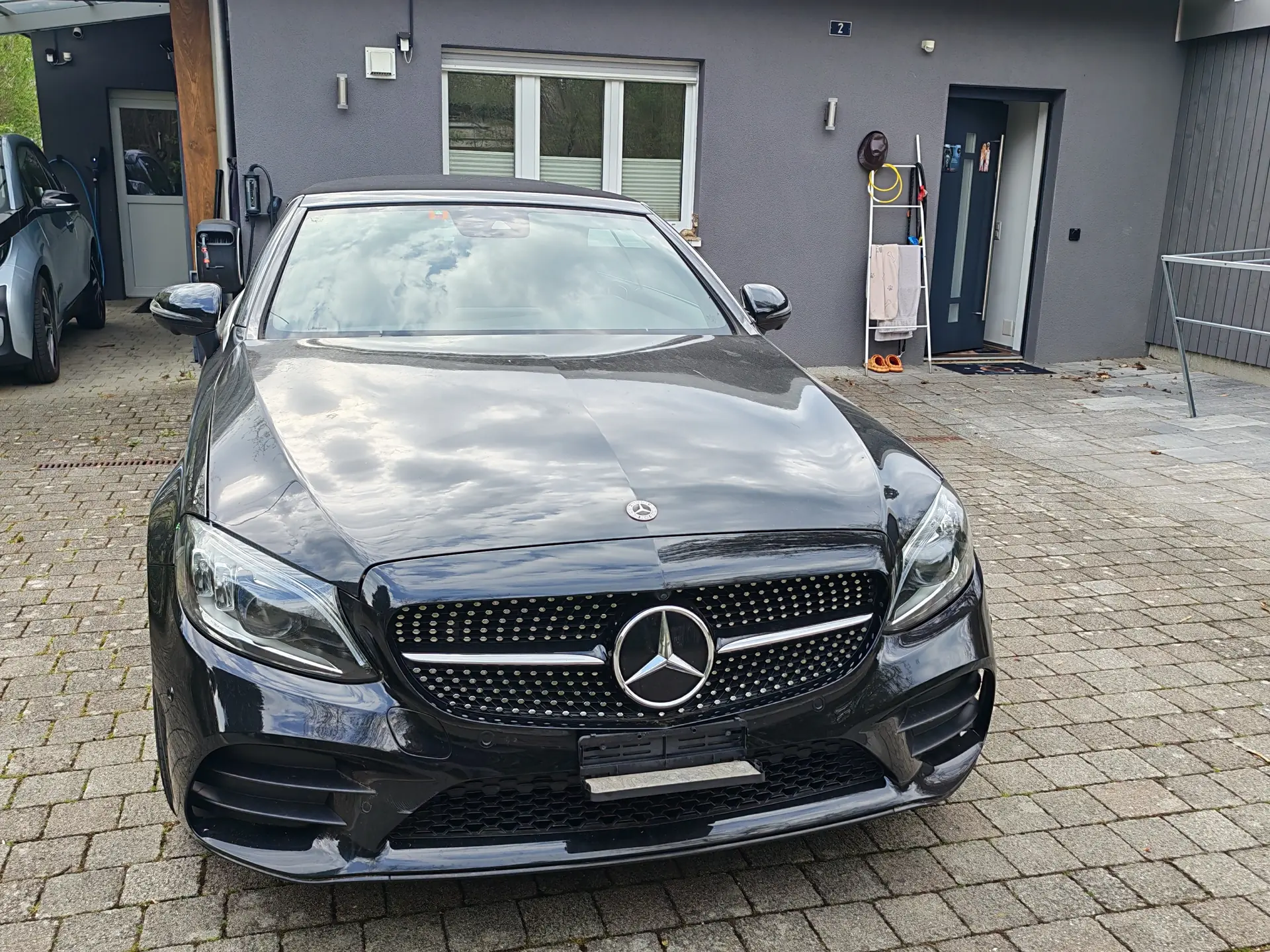 Mercedes-Benz C 200 AMG Line Cabriolet 4Matic — Décapotable élégante, motorisation hybride légère