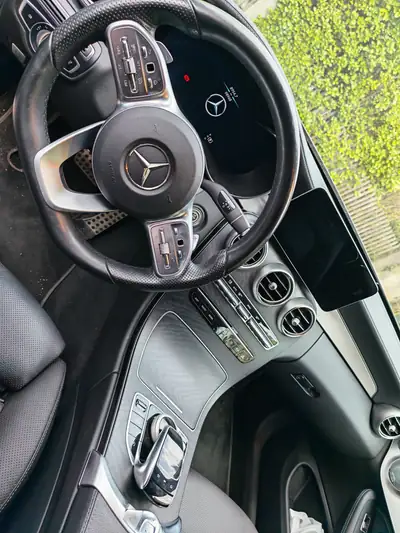 Mercedes-Benz C 200 AMG Line Cabriolet 4Matic — Décapotable élégante, motorisation hybride légère — tableau de bord