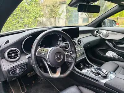 Mercedes-Benz C 200 AMG Line Cabriolet 4Matic — Décapotable élégante, motorisation hybride légère — intérieur