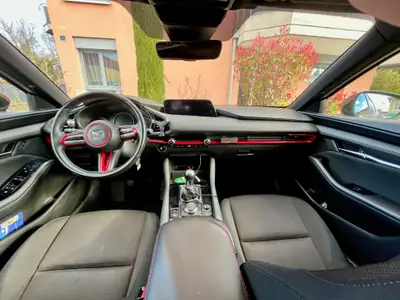 Mazda 3 Hatchback SKYACTIV-G M Hybrid 150 — Compacte hybride légère, 68 000 km seulement — interior
