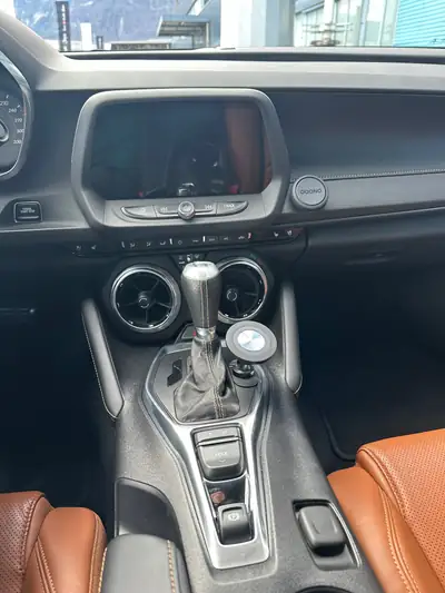 Chevrolet Camaro 6.2 Coupé 50th Anniversary — Muscle car légendaire, 453 ch purs — Miniatur 10