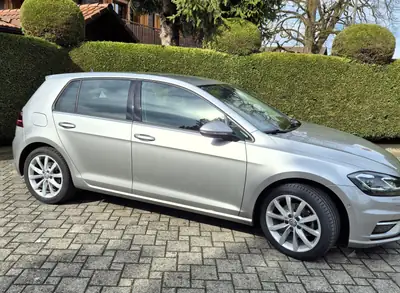 VW Golf 1.5 TSI EVO Highline DSG — Berline polyvalente, entretien à jour — rear view