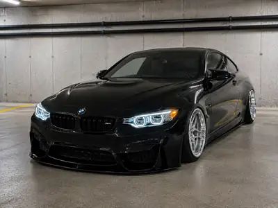 BMW M4 Coupé Black Edition — 431 ch, Toit Carbone, Véhicule de Passionné — exterior view