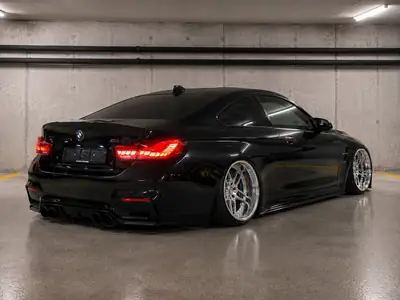 BMW M4 Coupé Black Edition — 431 ch, Toit Carbone, Véhicule de Passionné — interior
