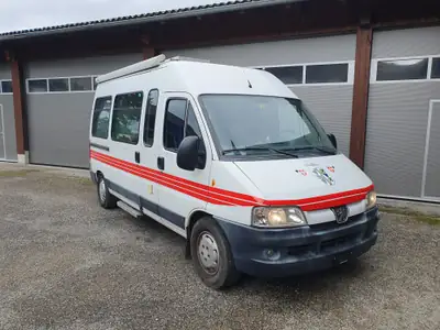 Peugeot Boxer 18Q 2.8 HDI — Utilitaire diesel robuste, 150 000 km, intérieur bleu — vue extérieure