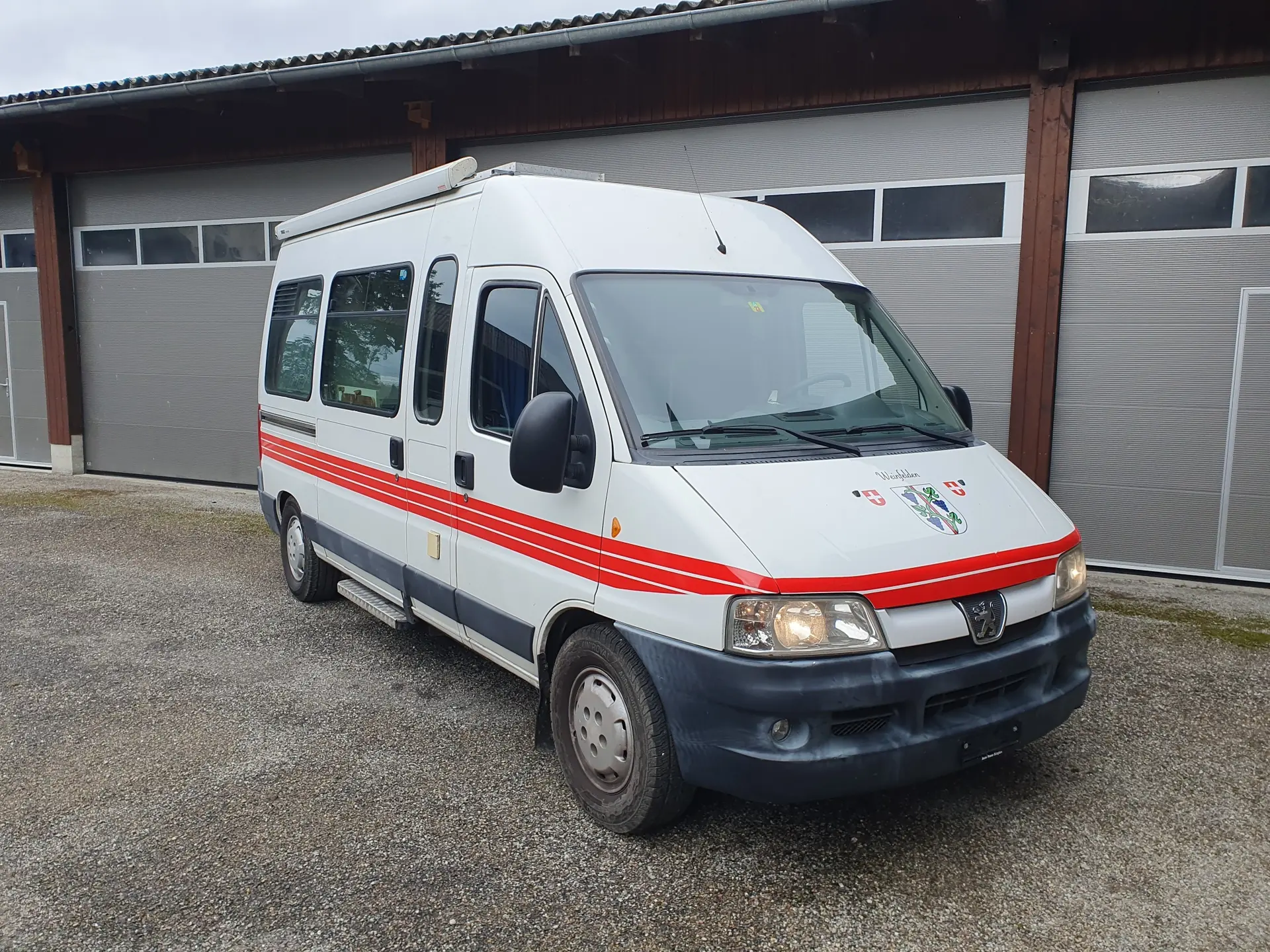 Peugeot Boxer 18Q 2.8 HDI — Utilitaire diesel robuste, 150 000 km, intérieur bleu — vue extérieure