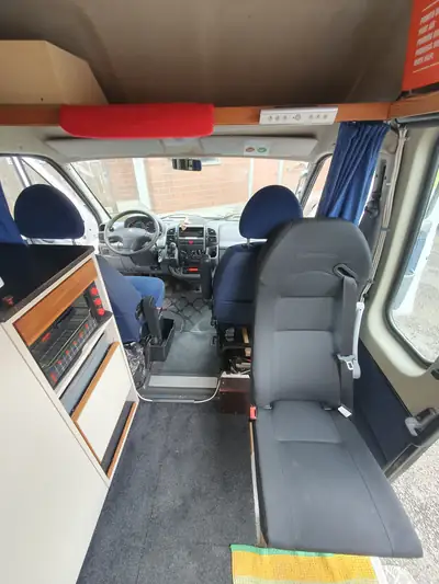 Peugeot Boxer 18Q 2.8 HDI — Utilitaire diesel robuste, 150 000 km, intérieur bleu — côté